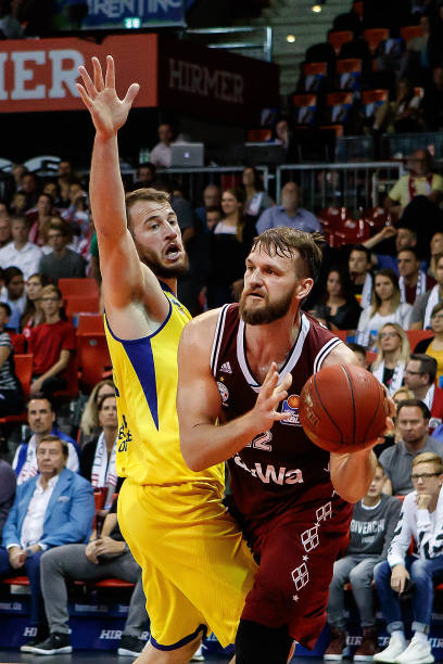 己的足球传 己的足球传