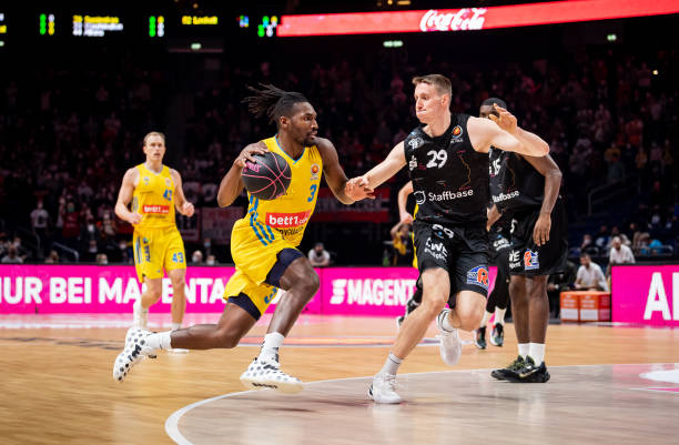 场上发光发 场上发光发